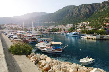 Kaş, Türkiye - 22 Mayıs 2019: Kaş Tatili, Turlkey. Liman ile Cityscape.