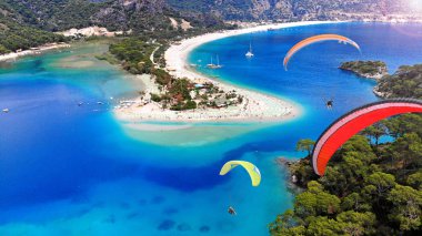 Oludeniz'in üzerinde yamaç paraşütü, Türkiye. Blue Lagoon plajı, anten.  