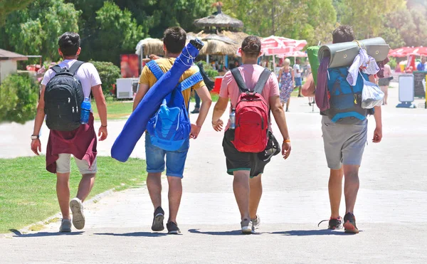 Concetto Amicizia Maschile Quattro Ragazzi Con Gli Zaini Viaggio Vanno — Foto Stock