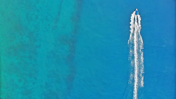 Aéreo Barco Veloz Navegando Pelo Mar Vista Superior Espaço Cópia — Fotografia de Stock