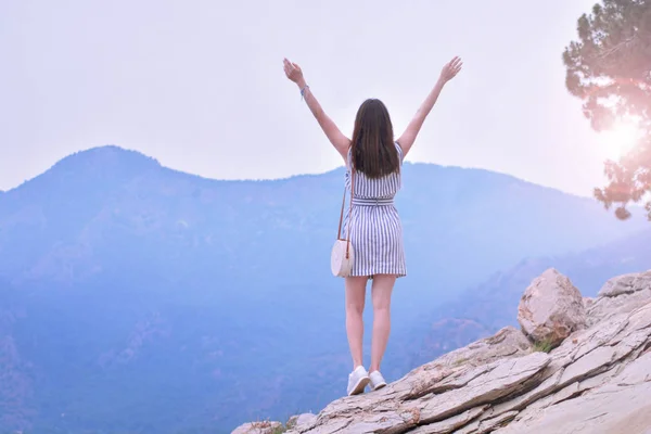 Chica Feliz Toma Las Manos Disfruta Hermosas Vistas Montaña Respira — Foto de Stock