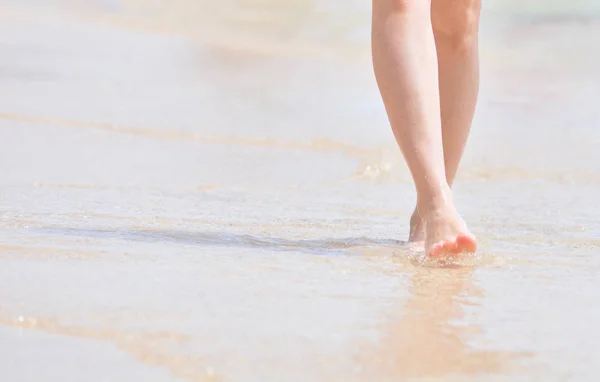 Feet Girl Barefoot Walking Sea Girl Touches Foot Water — Stock Photo, Image