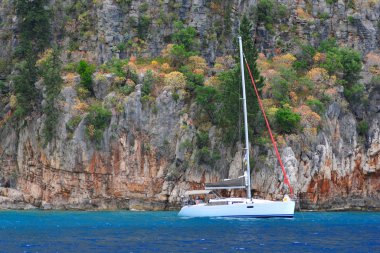 Yachting. Yalnız yat, pitoresk bir körfezin kıyısında yer almaktadır. Boşluk Kopyala.