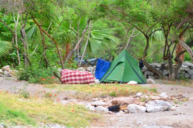 Doğada bir kamp çadırı ile durdur
