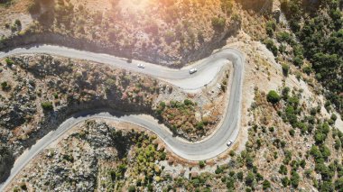 Hava serpantin yolu. Dağlarda araba trafiği hareketi. Üst görünüm.