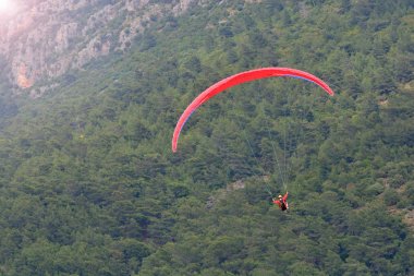 Yamaç paraşütü. Dağın arka planında paraglider. 