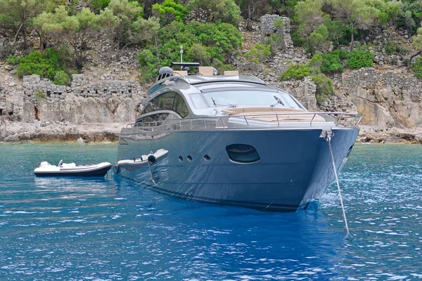 Stor Luksus Yacht Stoppet Maleriske Middelhavet Bugt - Stock-foto