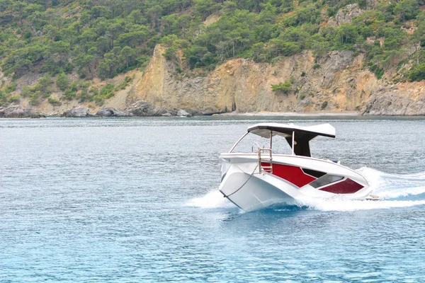 Hızlı Motorlu Tekne Deniz Tarafından Gider — Stok fotoğraf