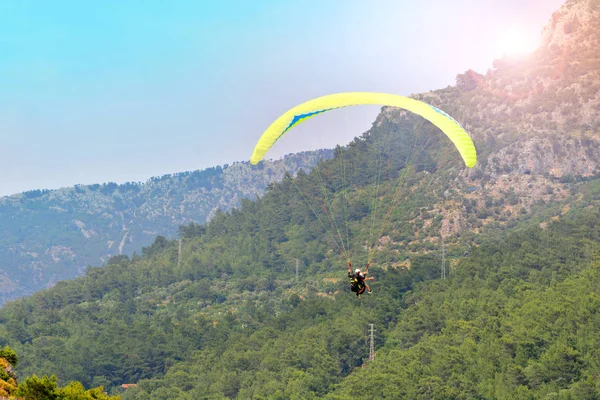 Paralotniarstwo Paralotnia Tle Górskim — Zdjęcie stockowe