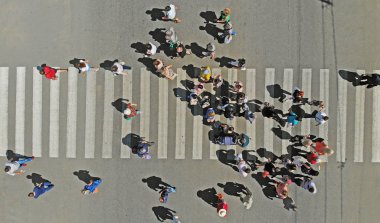 Hava. İnsanlar yaya geçidinde toplanıyor. Üstte görüntü. 