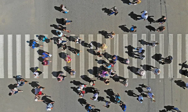 Aéreo Pessoas Reúnem Passadeira Pedestres Vista Superior — Fotografia de Stock