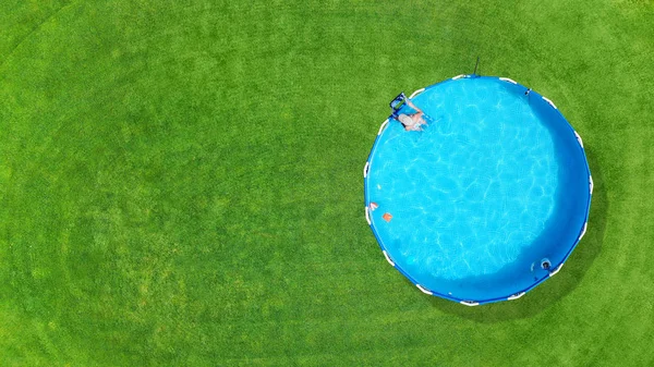 Aerial Metal Frame Pool Water Green Grass Lawn Top View — Stock Photo, Image