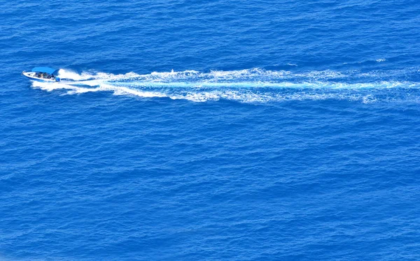 海上航行的快艇速度很快 查看上面 复制空格 — 图库照片