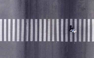 Hava. Zebra geçidinde yürüyen bir yaya. Üstte görüntü.