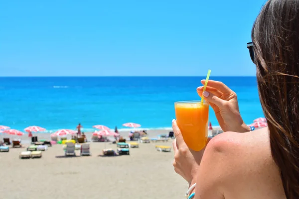 Mädchen Hält Orangensaft Der Hand Blaues Meer Und Strand Vor — Stockfoto