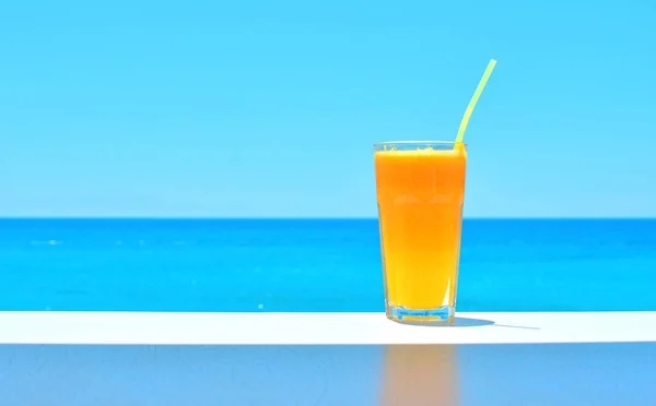 Suco Fresco Laranja Copo Mesa Com Fundo Azul Mar Espaço — Fotografia de Stock