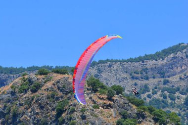 Yamaç paraşütü. Mavi gökyüzü ve dağlar arka planda paraglider. 