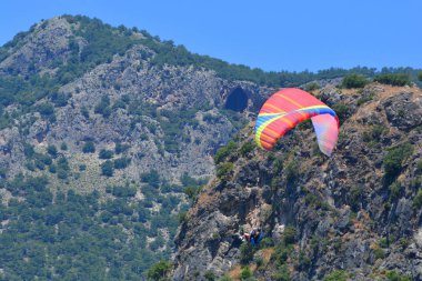 Yamaç paraşütü. Mavi gökyüzü ve dağlar arka planda Paragliders. 