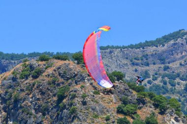 Yamaç paraşütü. Mavi gökyüzü ve dağlar arka planda Paragliders. 