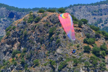 Yamaç paraşütü. Mavi gökyüzü ve dağlar arka planda Paragliders. 