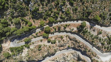 Hava. Dağ asfalt yolu serpantin. Yukarıda görüntüle.