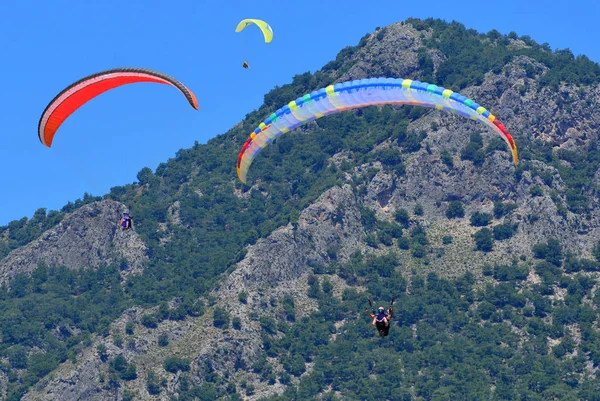 Paragliding Paragliders Blue Sky Mountains Background — Stock Photo, Image