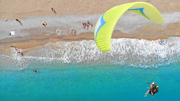 Yamaç Paraşütü Yamaç Paraşütü Bir Deniz Plajına Iniş Hazırlamak — Stok fotoğraf