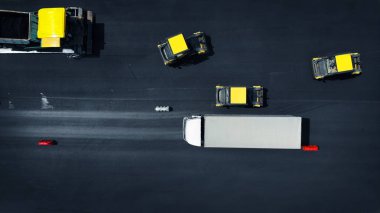 Havadan çekilmiş bir fotoğraf. Yol onarım arka planı. Yol silindir makineleri rulo asfalt. Drone'dan en iyi görüntü. 
