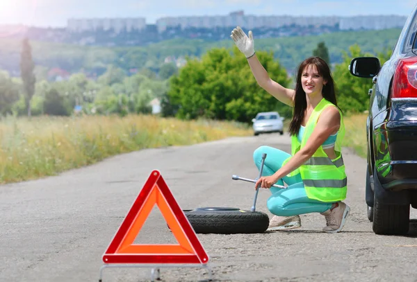 Menina Procura Ajuda Com Substituição Roda Sobressalente Roda Perfurada Estrada — Fotografia de Stock