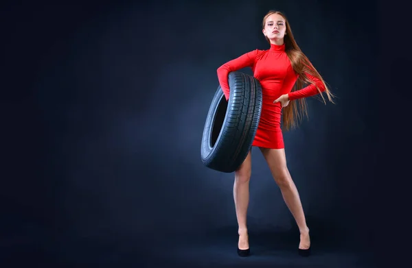 女人手里拿着轮胎汽车轮胎背景 带复制空间的横幅 — 图库照片