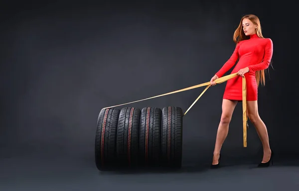 Girl Pulls Bunch New Tires — Stock Photo, Image