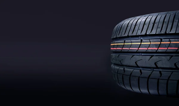 어두운 배경에 새로운 타이어 — 스톡 사진