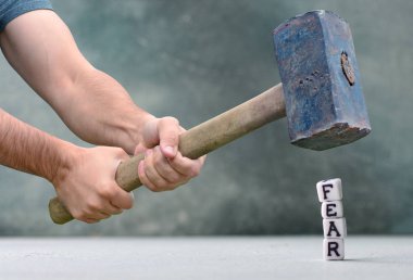 Harfler ve büyük çekiç ile korkular kavramının yıkımı. 