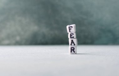 Küpler ve harflerle korku kavramı. Kopyalama alanı.