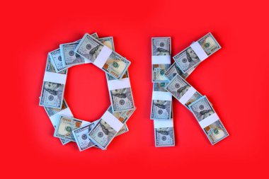 Tamam kavramı. Kelime Ok dolar banknotları paketleri ile yazılmıştır. Para fikri için düzenleme. 