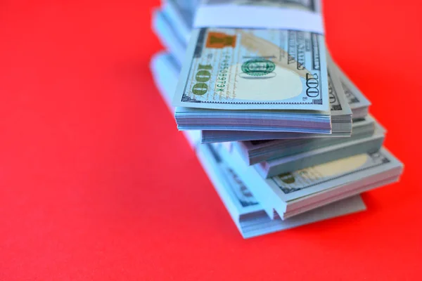 Dollars Faisceaux Sur Fond Rouge Espace Copie — Photo