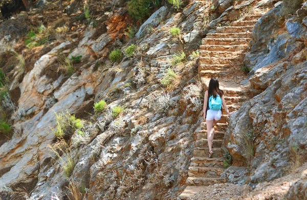 Senderismo Trekking Chica Turista Sube Las Antiguas Escaleras Griegas — Foto de Stock