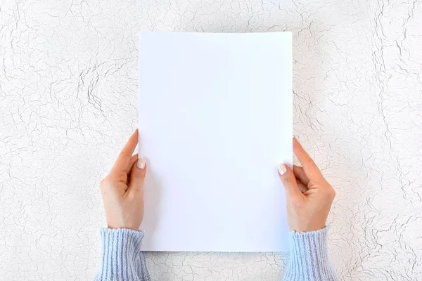 Κενό Φύλλο Λευκού Χαρτιού Γυναικεία Χέρια Για Σχεδιασμό Μήνυμά Σας — Φωτογραφία Αρχείου