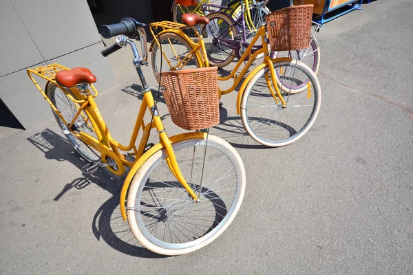 Charkiw Ukraine August 2019 Gelbe Fahrräder Auf Der Straße Abgestellt — Stockfoto