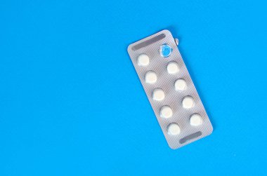 Mavi arka planda yatan hap plakası. Kopyalama alanı.  