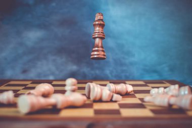 Düşen rakamlar arasında satranç ve hayatta kalan kral ile strateji kavramı kazanın