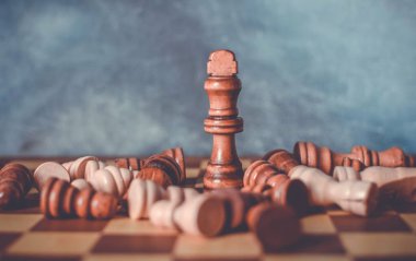 Düşen rakamların arkasında satranç kralı ile kazanan kavramı