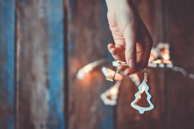 Kadın elinde Noel çelenk ampuller. Kopyalama alanı.