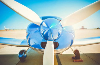 Spor uçak pervanesi. Havaalanında küçük bir uçak. Havacılık arka planı.