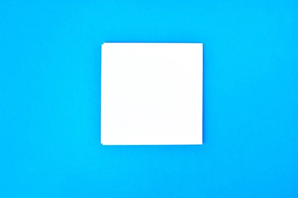 Libro Blanco Vacío Sobre Fondo Azul Como Maqueta Para Diseño —  Fotos de Stock