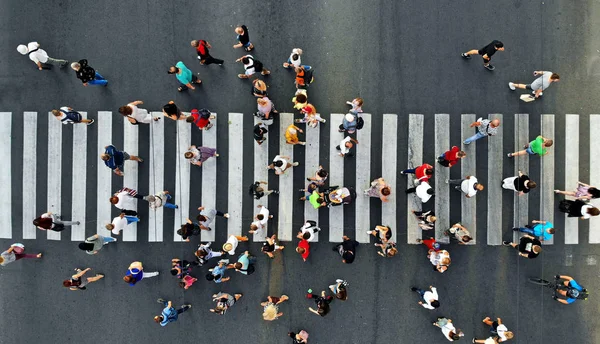 Antenne Menschen Drängen Sich Durch Den Fußgängerüberweg Draufsicht Von Der — Stockfoto