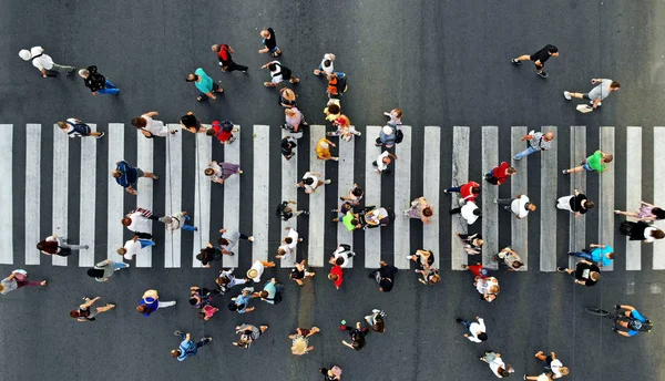 Hava Nsanlar Yaya Geçidinde Hareket Ediyor Drone Dan Iyi Görüntü — Stok fotoğraf