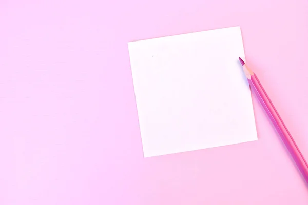 Prázdný Bílý Papír Růžovou Tužkou Růžovém Pozadí Který Pro Váš — Stock fotografie