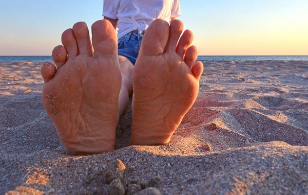 Γυναικεία Πόδια Μια Άμμο Κοντά — Φωτογραφία Αρχείου
