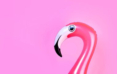 Kopya alanı ile pembe arka plan üzerinde pembe şişme flamingo kafa ile yaz eğlenceli kavramı